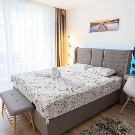 New Modern & Cozy Apartment With Free Parking Varna Esterno foto