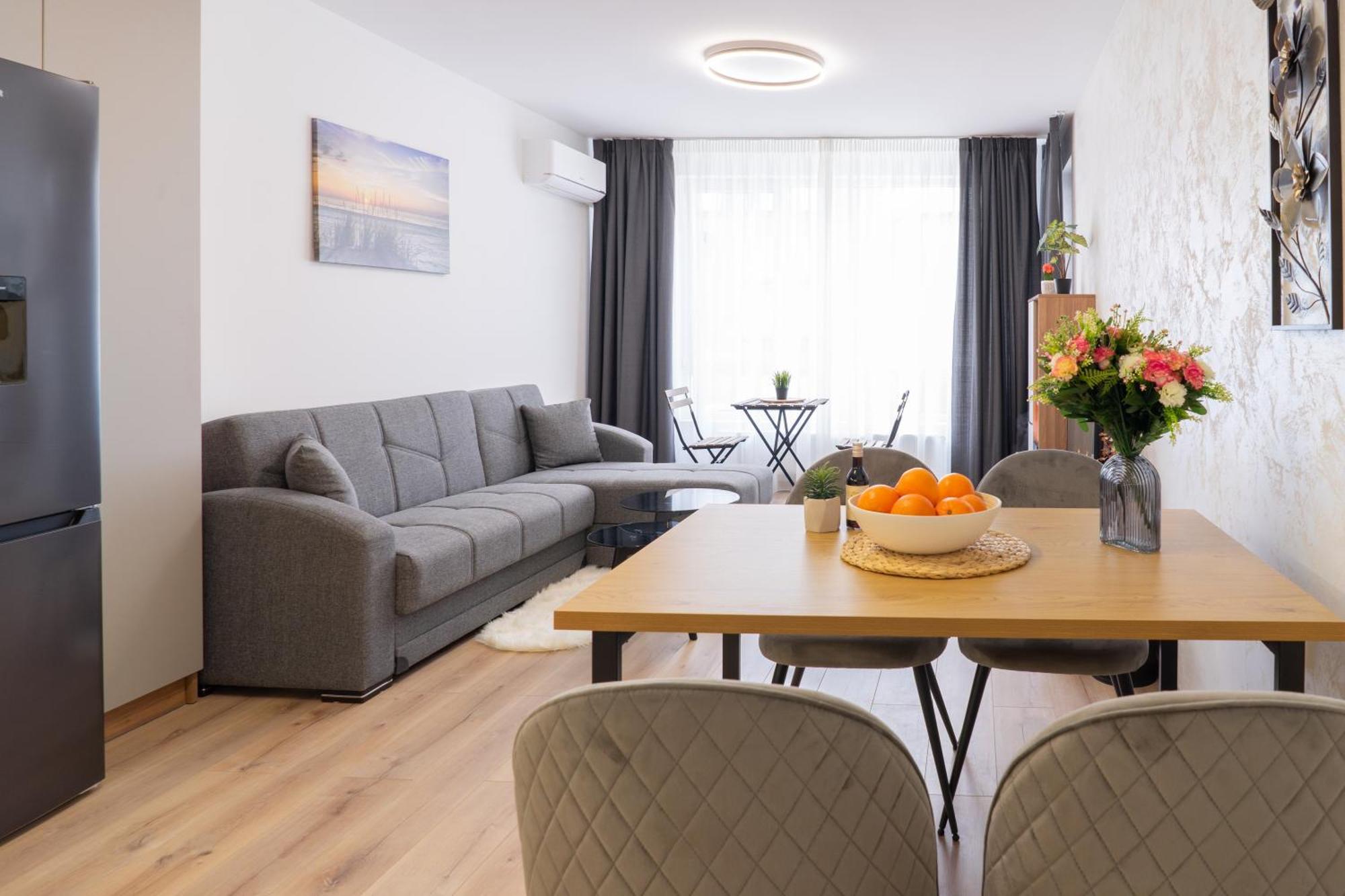 New Modern & Cozy Apartment With Free Parking Varna Esterno foto