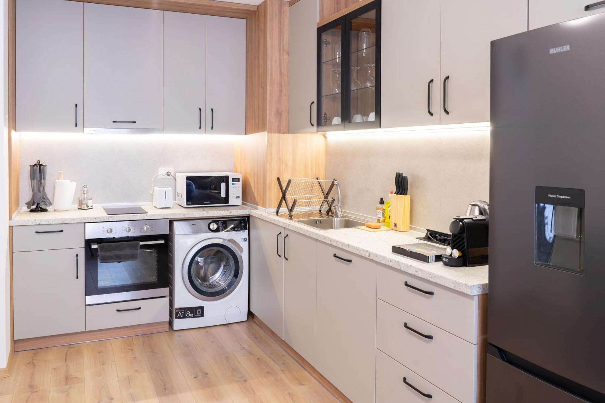 New Modern & Cozy Apartment With Free Parking Varna Esterno foto