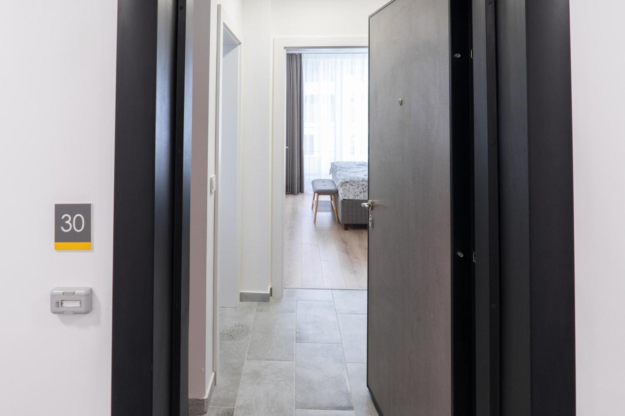 New Modern & Cozy Apartment With Free Parking Varna Esterno foto